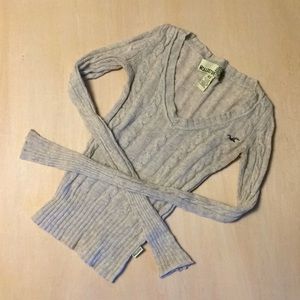 Stretchy fitted light sweater